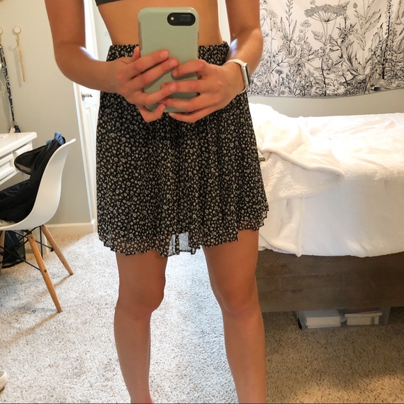 Hollister Dresses & Skirts - NWT Hollister Black Floral Skirt